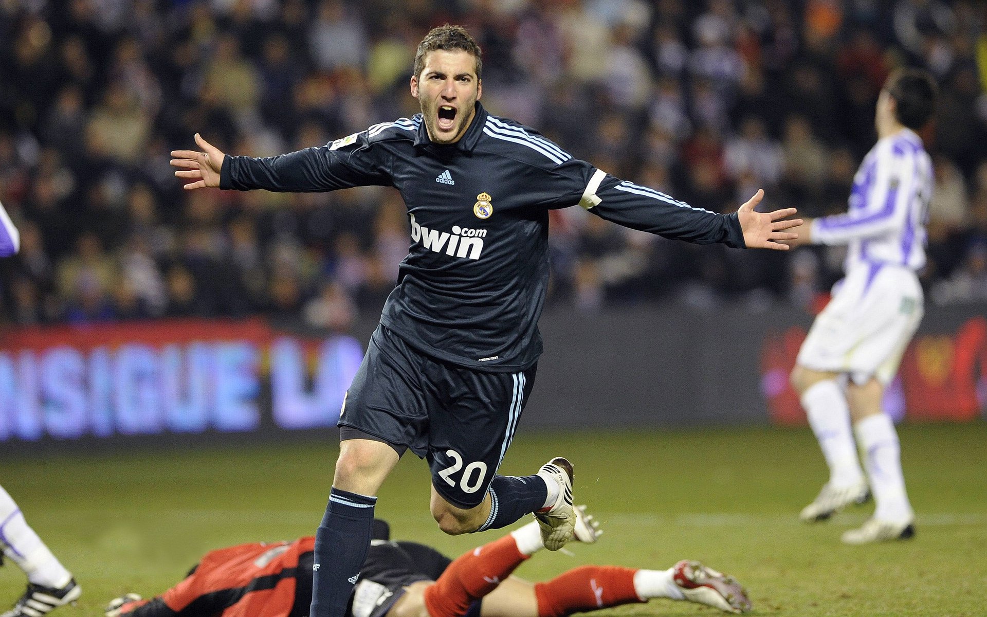 开云体育登录-欧冠半决赛之夜，英格拉姆的制胜表现，如何照亮足球的孤独本质？